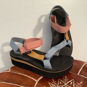 Teva “W Flatform Universal” woman’s size 8